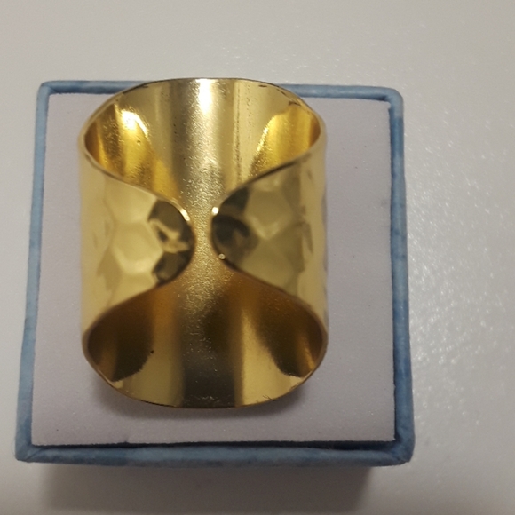 Ring band size 7 gold tone gorgeous - Picture 3 of 3